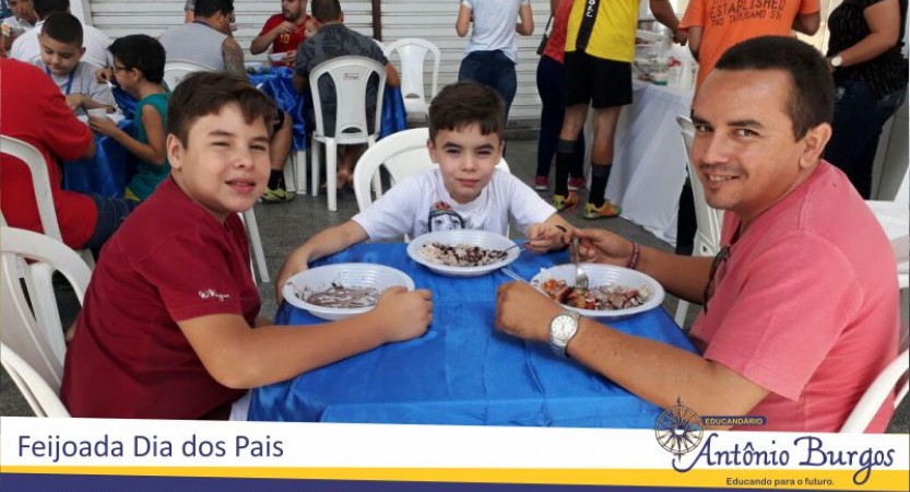                 Neste sábado, 12 de agosto, os pais se encontraram para um divertido torneio de futebol. O evento aconteceu pela manhã na Quadra Esportiva Pele