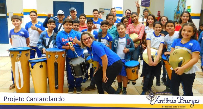                 Na última quinta 17, a Banda Marcial Força Jovem fez belíssima apresentação no pátio da escola em alusão ao