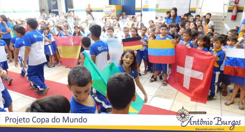                 Nesta sexta, 01 de junho, alunos e professores se reuniram no pátio da escola em clima de torcida para dar a largada no projeto interdisciplinar