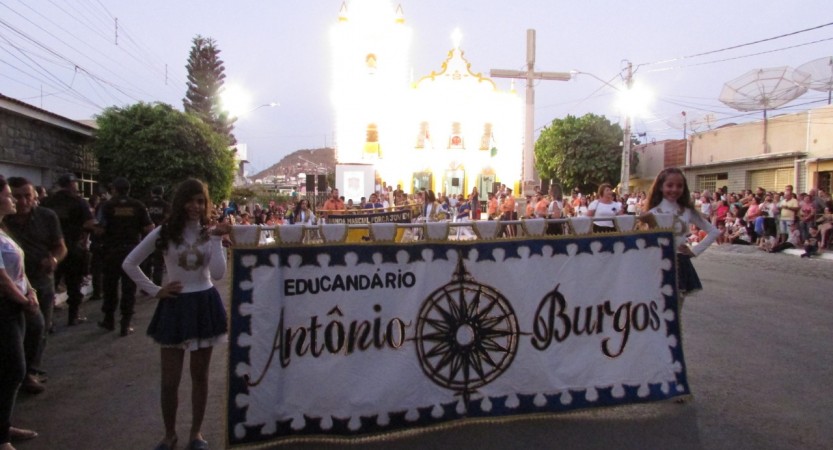                    O desfile em alusão as comemorações do Centenário da Paróquia do Senhor Bom Jesus dos Aflitos e São Miguel, buscou resgatar e contar