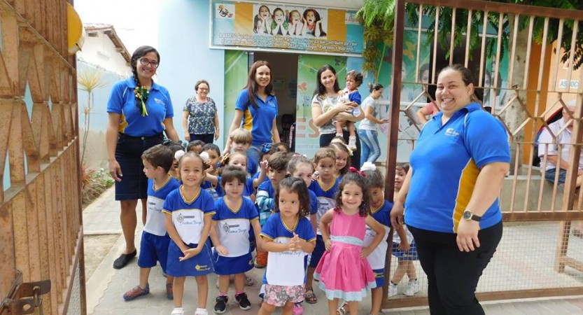                 As professoras Cláudia, Gerlâne, Ana, Jamile e Raquel, desenvolveram junto com os alunos e familiares das turmas de maternais o Projeto Um Gesto de Amor, para