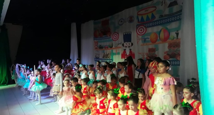            A Escola Antônio Burgos realizou nesta quinta-feira 13 de dezembro o emocionante Festival de Balé. O evento aconteceu no Teatro Municipal e contou com a presença expressiva dos pais e
